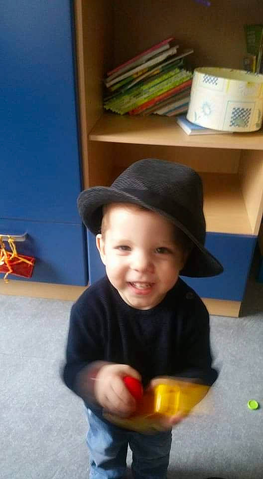 Thaiphene participe au concours pour gagner de l'argent avec cette photo : baby, child, hat, headgear, headwear, person, play, smile, toddler