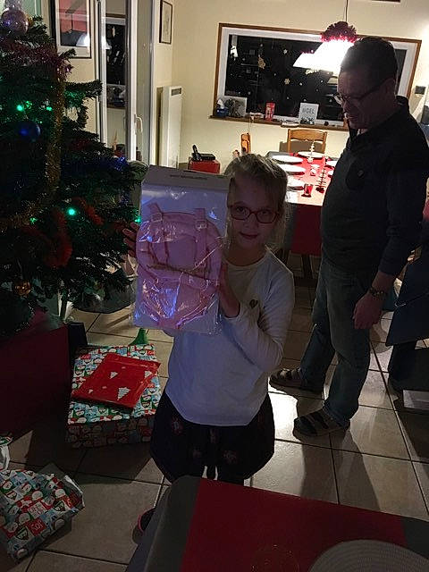 Louanne participe au concours pour gagner de l'argent avec cette photo : christmas, christmas_decoration, christmas_eve, christmas_tree, event, holiday, person, present, tree