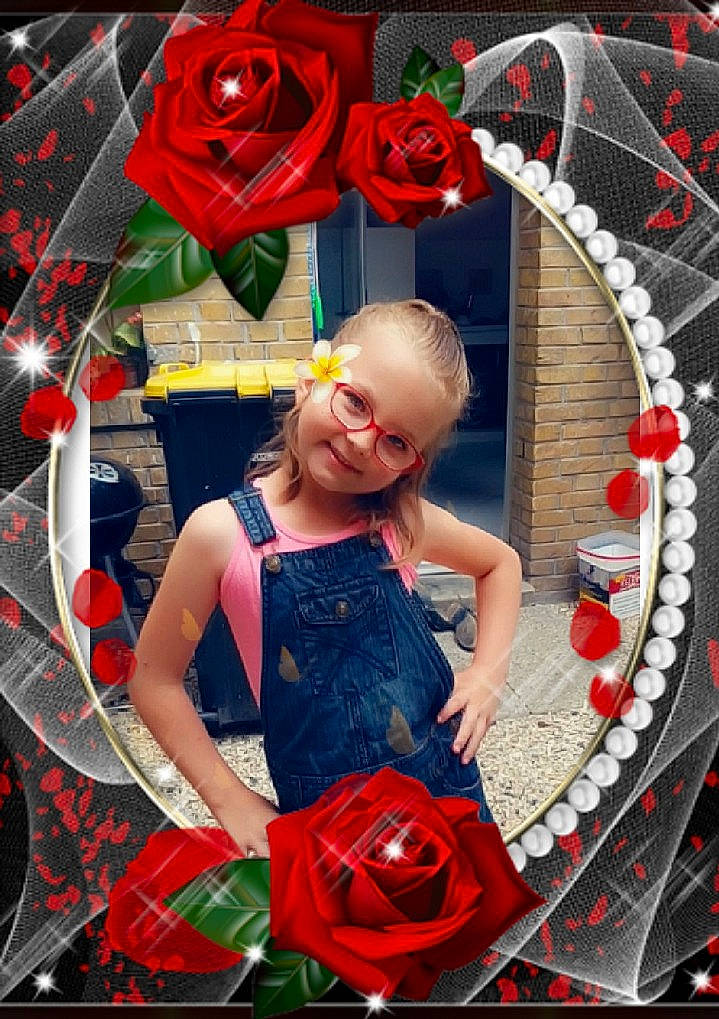 Louanne a rejoint le concours — aidez-le/la à gagner de superbes lots ! collage, flower, heart, love, person, petal, photography, photomontage, plant, red, rose, rose_family, smile, valentines_day