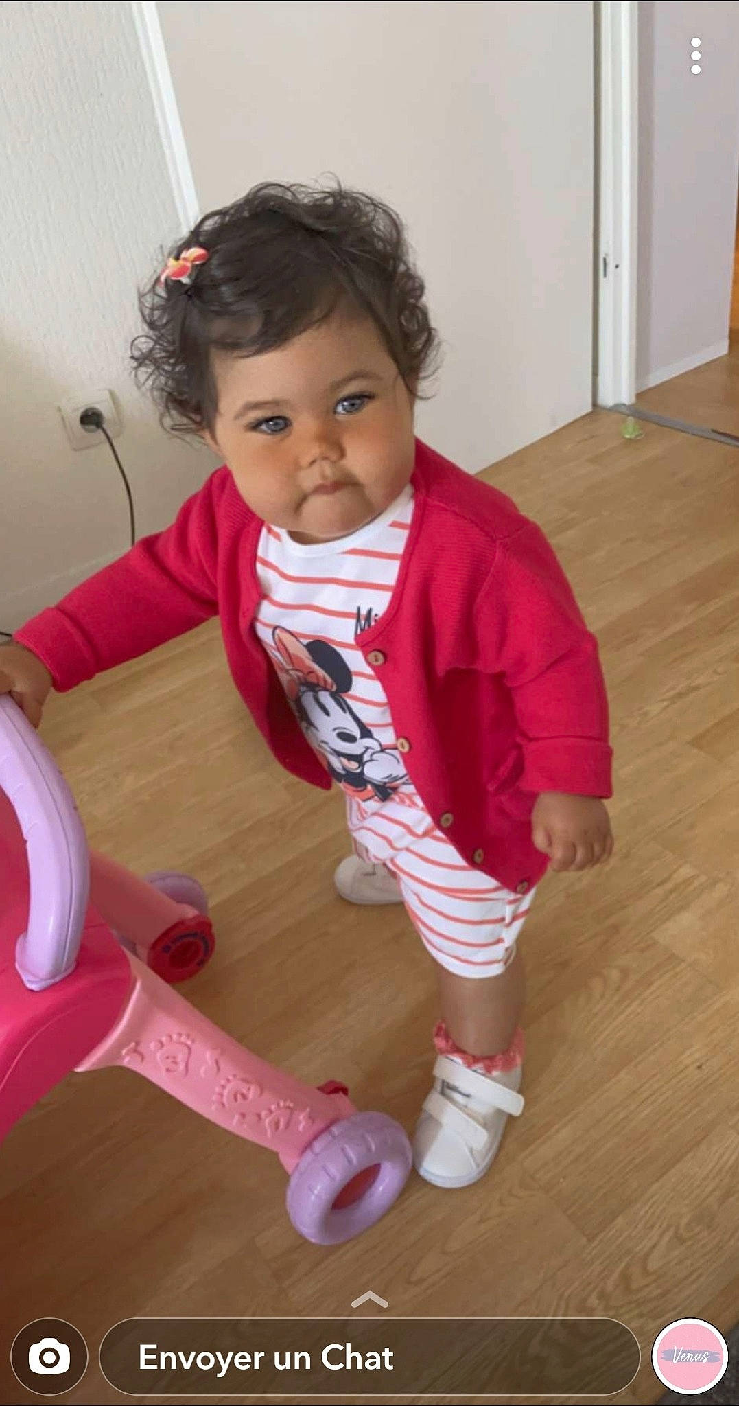 Kaïla a rejoint le concours — aidez-le/la à gagner de superbes lots ! baby_toddler_clothing, cheek, face, floor, flooring, fun, happy, hardwood, head, human_leg, knee, person, sitting, skin, sleeve, sock, thigh, toddler, varnish, wood
