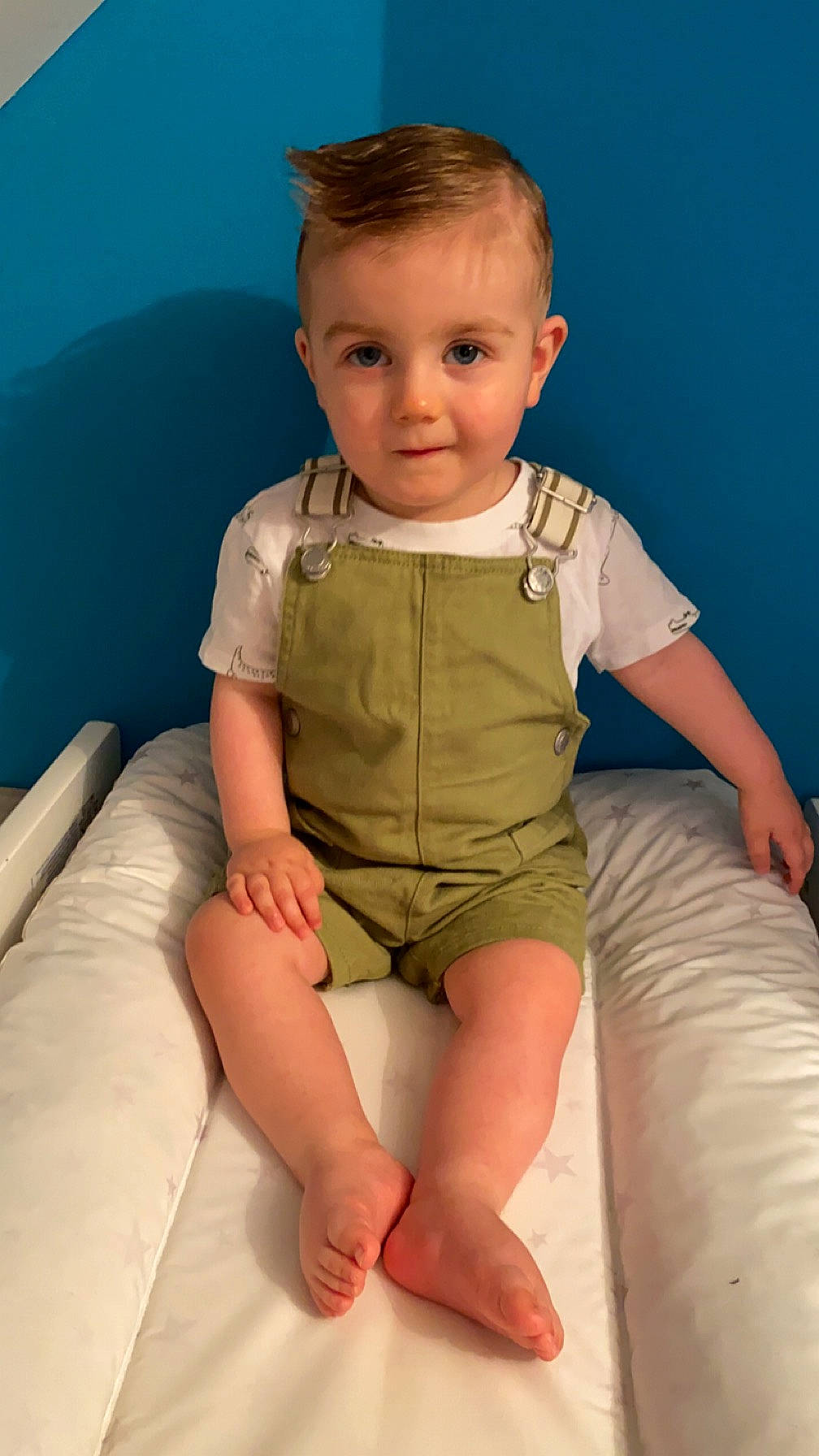 Thimeo participe au concours pour gagner de l'argent avec cette photo : arm, baby_toddler_clothing, blue, cheek, chin, comfort, elbow, finger, hairstyle, human_body, joint, joy, knee, leg, mouth, neck, person, shoulder, skin, sleeve