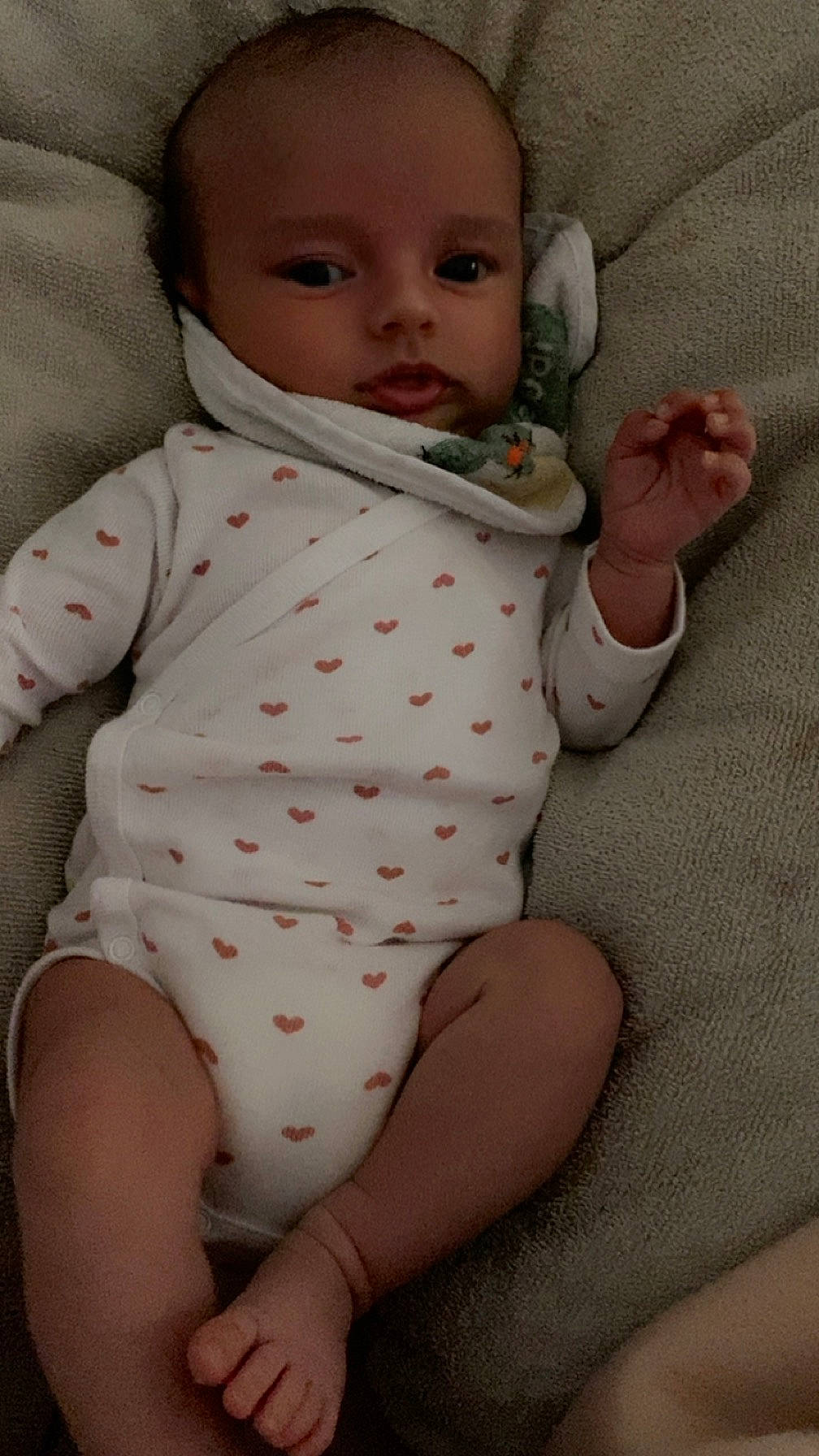 Lylou participe au concours pour gagner de l'argent avec cette photo : baby, baby_safety, baby_toddler_clothing, cheek, child, chin, collar, comfort, dress_shirt, eye, face, finger, head, infant_bodysuit, nose, pattern, person, skin, sleeve, thumb