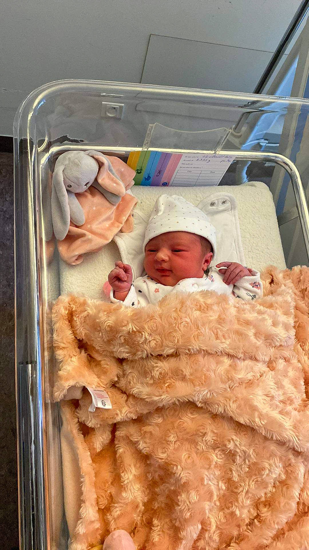 Lylou participe au concours pour gagner de l'argent avec cette photo : baby, baby_products, baby_safety, baby_toddler_clothing, bedding, child, comfort, comfort_food, cuisine, dish, food, hat, ingredient, junk_food, linens, meat, person, side_dish, toddler