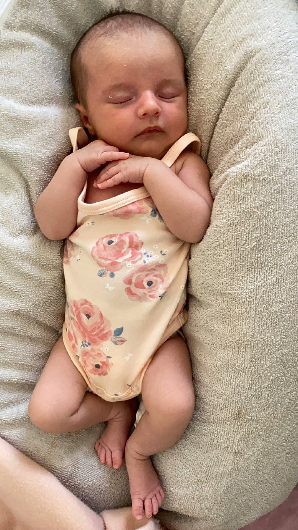 Lylou a rejoint le concours — aidez-le/la à gagner de superbes lots ! arm, baby, baby_toddler_clothing, cheek, chin, comfort, eye, face, finger, gesture, hand, head, lip, mouth, nose, person, skin, sleeve, stomach, thumb