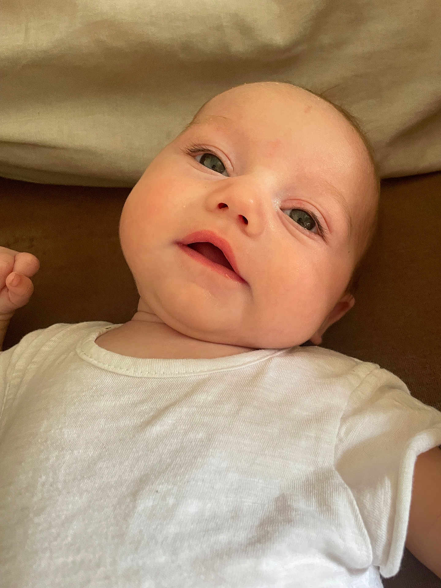 Gennâro a rejoint le concours — aidez-le/la à gagner de superbes lots ! baby, infant, face, portrait, white_shirt, skin, lying_down, expression, cute, child, young, person, head, eyes, mouth, soft_light, indoors, clothing, human, background