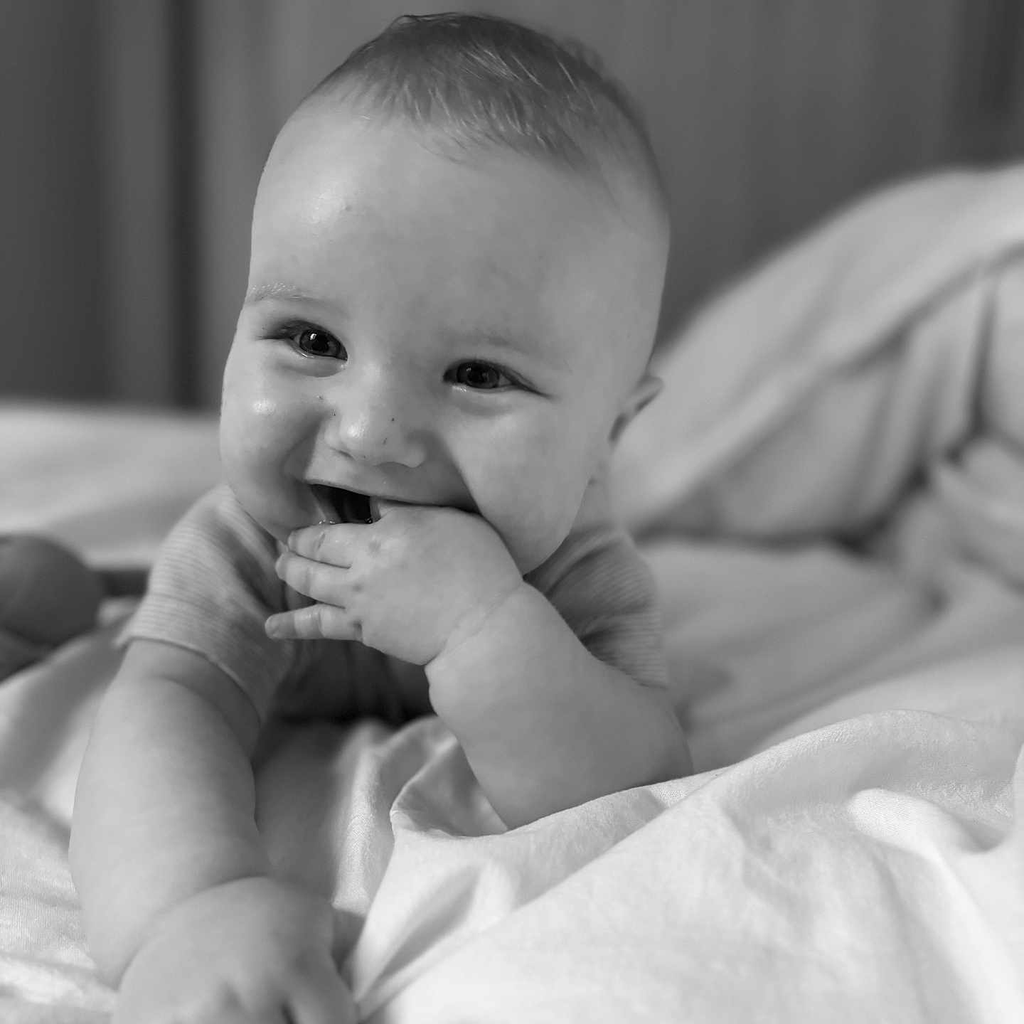 Louis a rejoint le concours — aidez-le/la à gagner de superbes lots ! baby, babylaughing, bed, bedroom, bodypart, face, finger, furniture, hand, happy, head, indoors, laughing, mouth, newborn, person, photography, portrait, room, smile