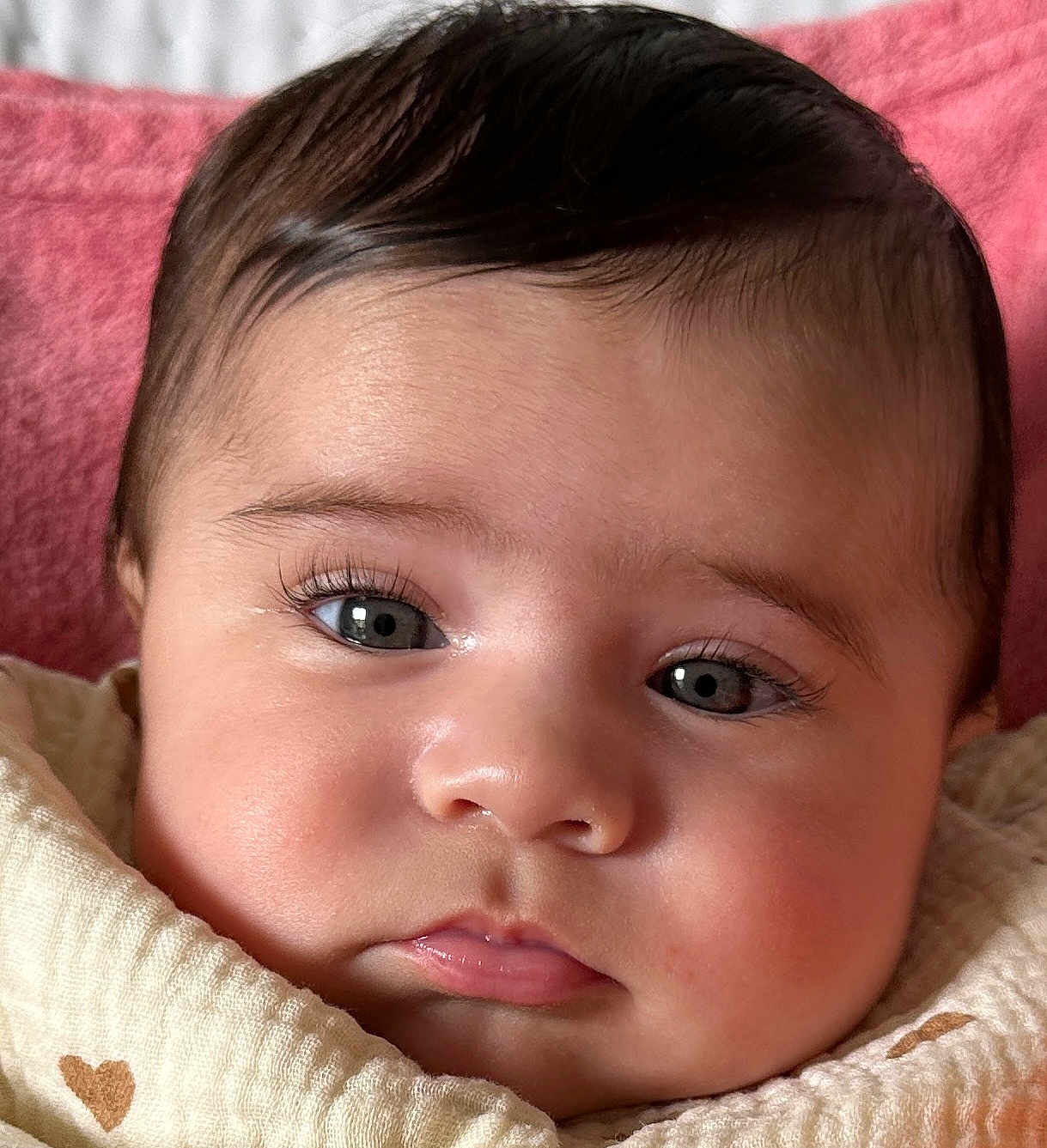 Sofia participe au concours pour gagner de l'argent avec cette photo : baby, face, close_up, eyes, eyelashes, blanket, pink_background, skin, infant, child, cute, portrait, young, head, expression, warm, cozy, soft, person, newborn