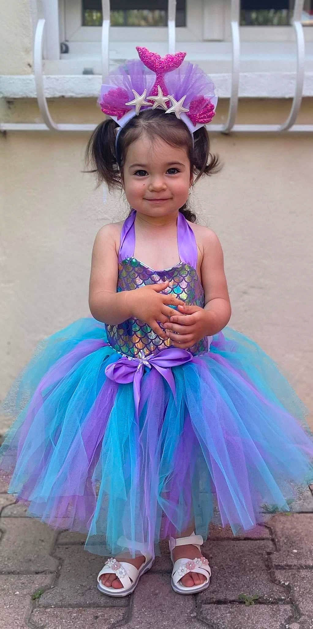 Olivia a rejoint le concours — aidez-le/la à gagner de superbes lots ! baby_toddler_clothing, beauty, dress, face, formal_wear, fun, hair, happy, head, headpiece, joy, magenta, people, person, photograph, pink, purple, ruffle, shoulder, smile