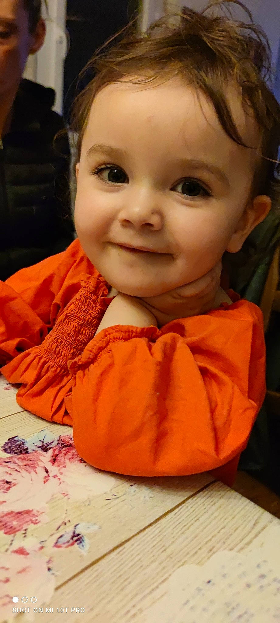 Louane a rejoint le concours — aidez-le/la à gagner de superbes lots ! baby, baby_toddler_clothing, cheek, chin, dress, eye, eyebrow, eyelash, forehead, happy, human_body, iris, joy, lip, mouth, nose, orange, person, skin, sleeve