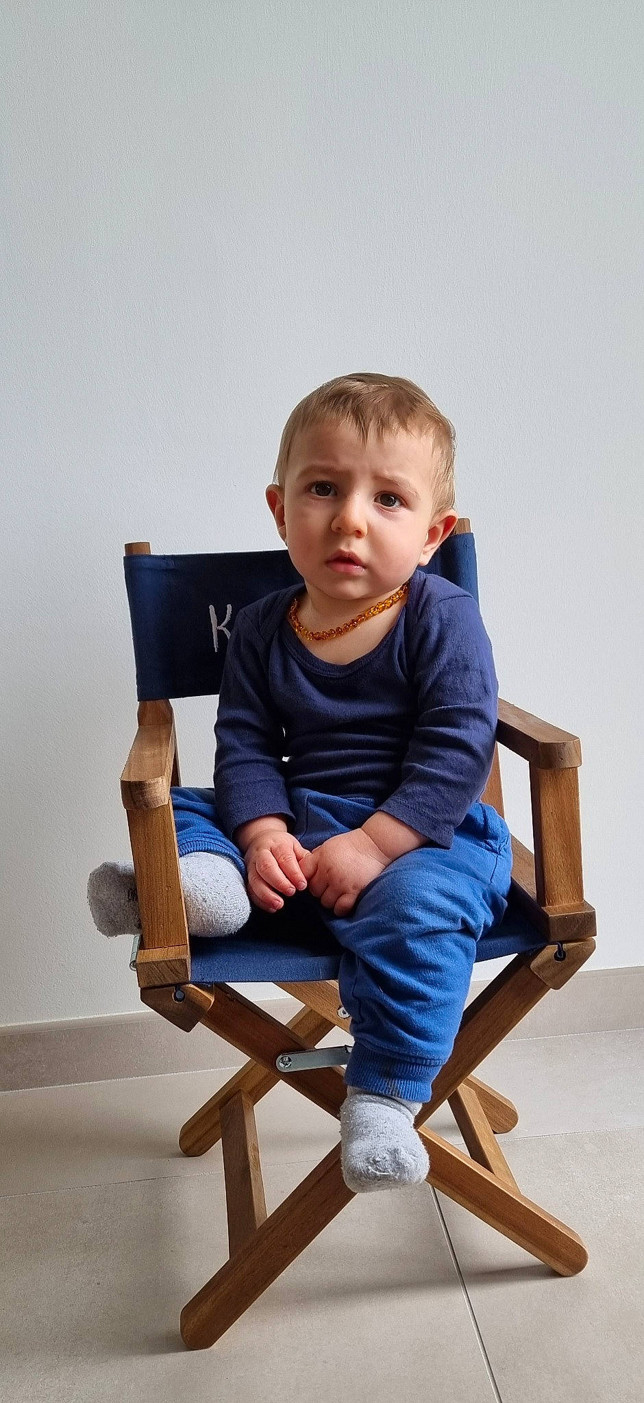 Keola participe au concours pour gagner de l'argent avec cette photo : baby_toddler_clothing, chair, cheek, child, comfort, elbow, electric_blue, happy, hardwood, knee, leg, outdoor_furniture, person, portrait_photography, shorts, sitting, sleeve, t_shirt, thigh, toddler