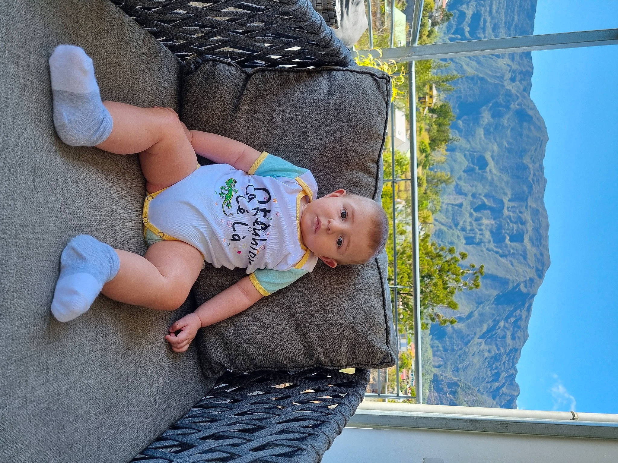 Keola a rejoint le concours — aidez-le/la à gagner de superbes lots ! baby, baby_toddler_clothing, child, comfort, electric_blue, foot, fun, grass, human_leg, knee, leisure, outdoor_furniture, person, recreation, sitting, sky, sock, thigh, toddler, tree