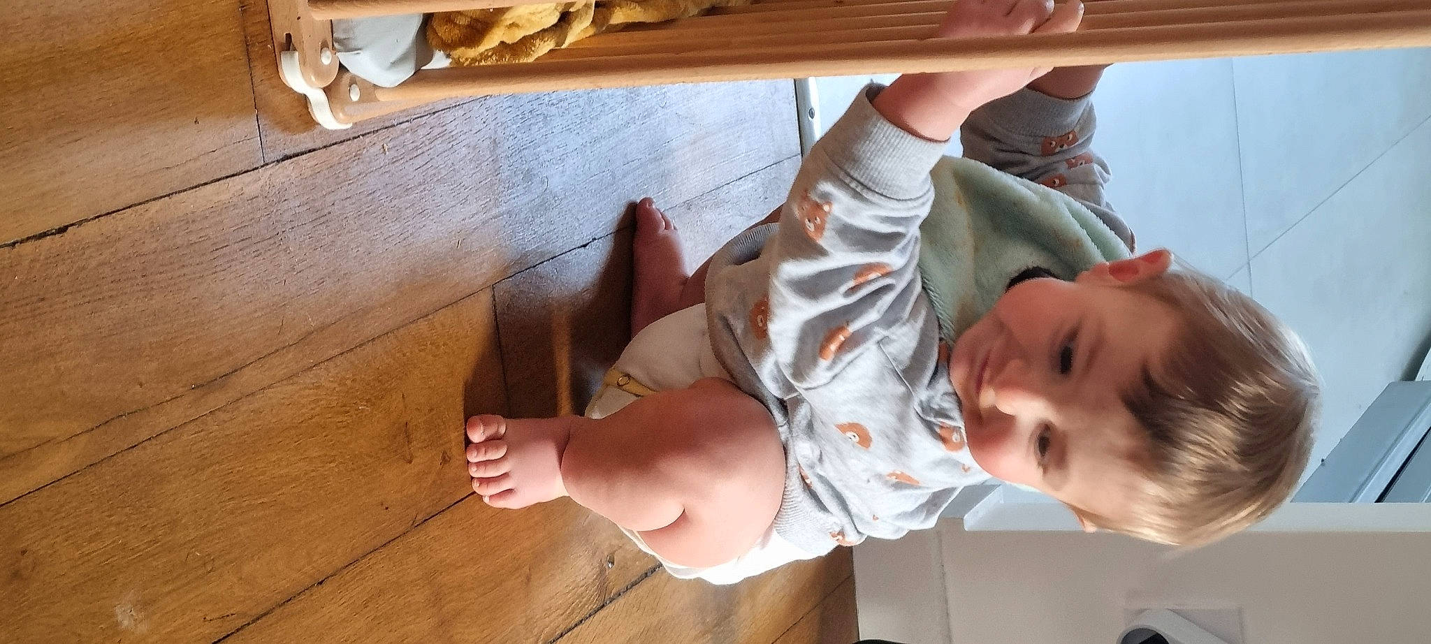 Keola participe au concours pour gagner de l'argent avec cette photo : baby, baby_toddler_clothing, comfort, finger, flip_flops, flooring, foot, fun, happy, hardwood, human_body, human_leg, person, plank, skin, thigh, thumb, toddler, varnish, wood