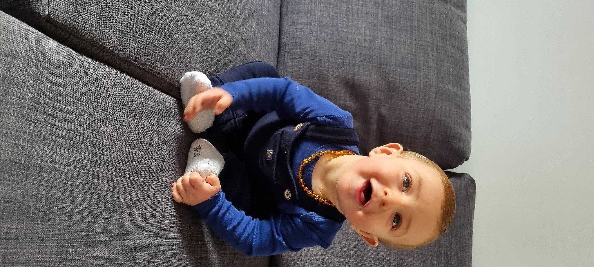 Keola a rejoint le concours — aidez-le/la à gagner de superbes lots ! arm, baby, baby_products, baby_toddler_clothing, child, comfort, denim, electric_blue, foot, fun, gesture, happy, person, portrait_photography, sitting, sleeve, smile, thumb, toddler, wood