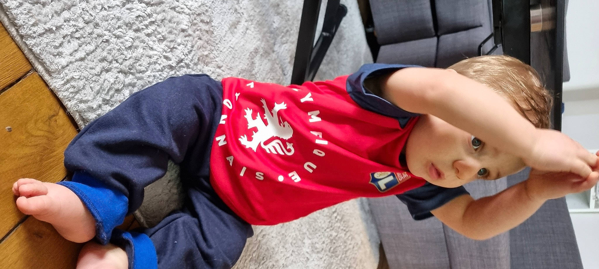 Keola a rejoint le concours — aidez-le/la à gagner de superbes lots ! carmine, child, eyewear, fashion_accessory, human_leg, leisure, person, sitting, toddler, tree