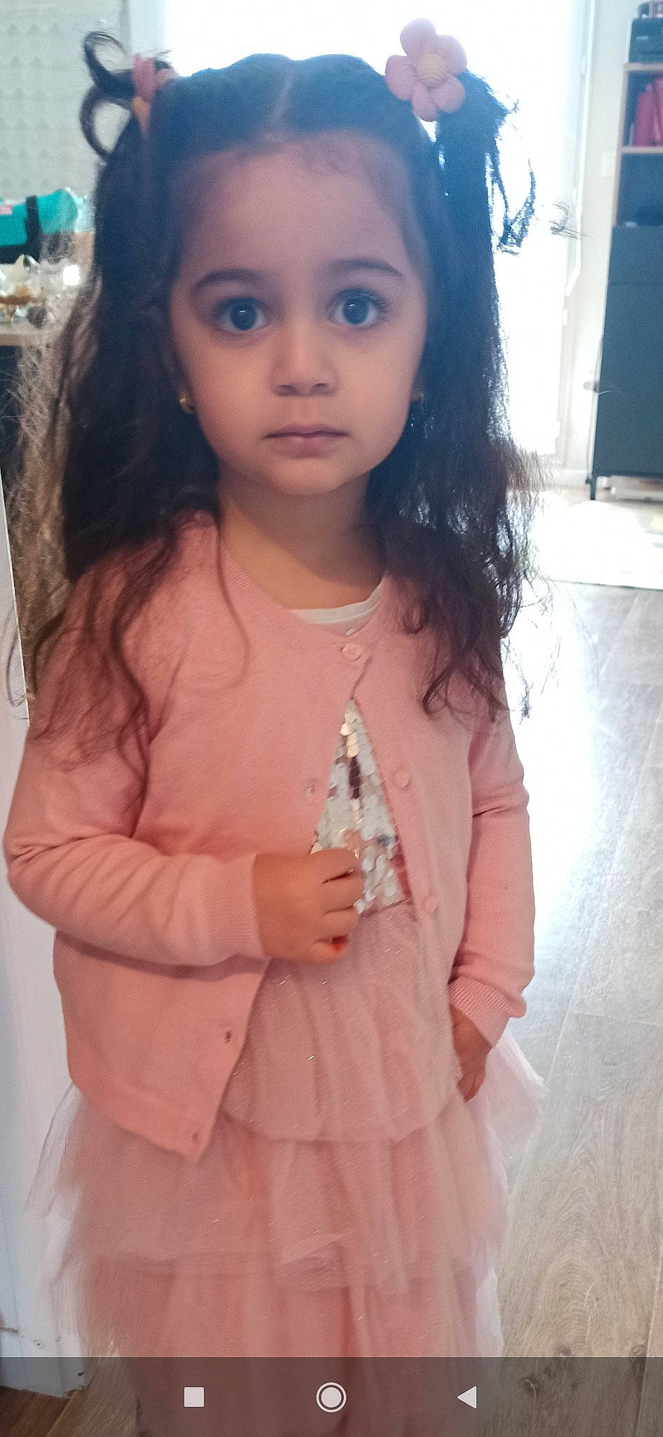 Silya a rejoint le concours — aidez-le/la à gagner de superbes lots ! black_hair, cheek, cool, eyelash, finger, gesture, hair, hairstyle, happy, head, iris, lip, neck, nose, organ, person, pink, shoulder, skin, sleeve