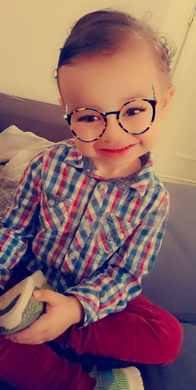 Khendy participe au concours pour gagner de l'argent avec cette photo : arm, blue, chin, eyelash, eyewear, facial_expression, glasses, hair, hairstyle, hand, lip, neck, organ, person, shoulder, skin, sleeve, smile, sunglasses, tartan