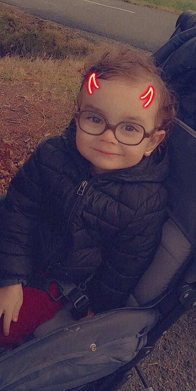 Khendy participe au concours pour gagner de l'argent avec cette photo : cap, cool, eyebrow, eyewear, flash_photography, glasses, grass, happy, iris, jacket, joy, lip, mouth, outerwear, person, personal_protective_equipment, selfie, sitting, sleeve, tints_and_shades