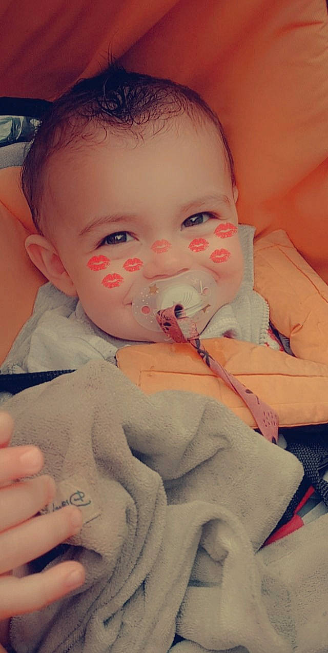 Lézio a rejoint le concours — aidez-le/la à gagner de superbes lots ! arm, baby_toddler_clothing, cheek, chin, ear, eyebrow, eyelash, facial_expression, forehead, gesture, hand, happy, human, iris, lip, mouth, neck, nose, person, skin