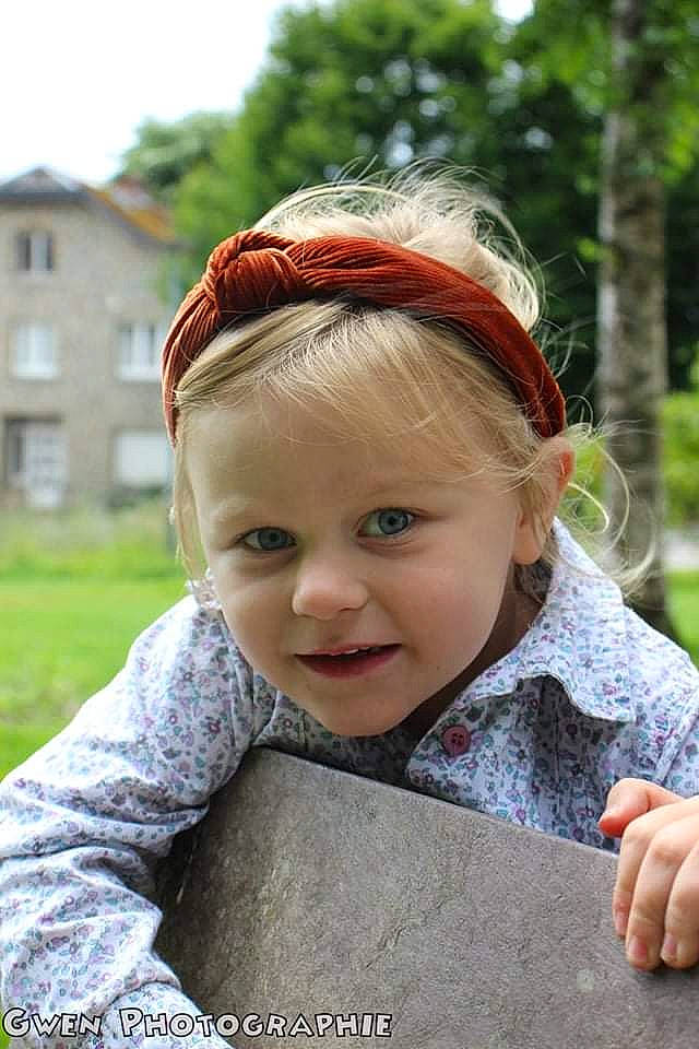 Maëly participe au concours pour gagner de l'argent avec cette photo : blond, eyewear, fun, goggles, grass, happy, headband, leisure, outerwear, people_in_nature, person, personal_protective_equipment, recreation, skin, sky, smile, sunglasses, toddler, tree, vision_care