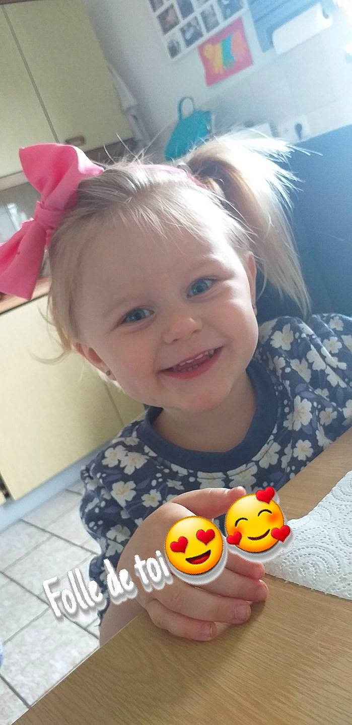 Maëly participe au concours pour gagner de l'argent avec cette photo : baby, blond, chair, cheek, child, comfort_food, facial_expression, fun, happy, joy, junk_food, lip, mouth, nail, nose, person, room, skin, smile, stuffed_toy