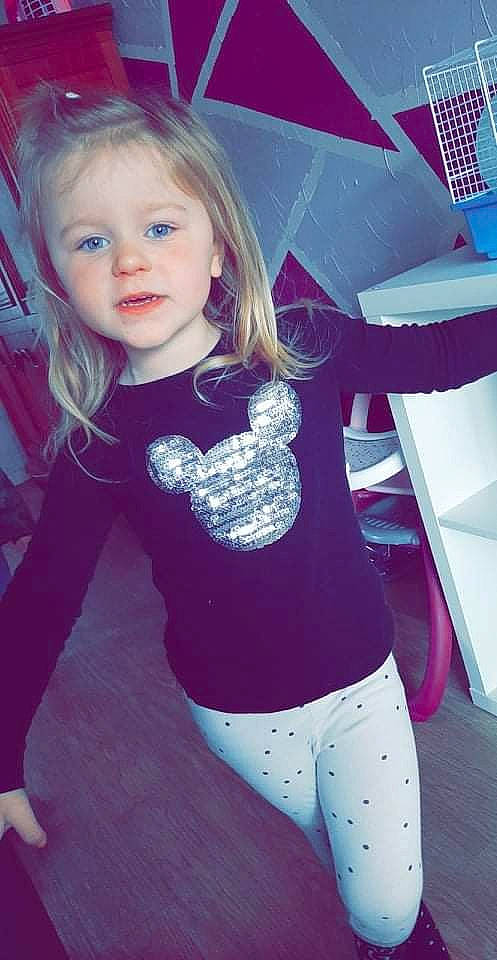 Maëly participe au concours pour gagner de l'argent avec cette photo : arm, face, flash_photography, hairstyle, hand, human_body, light, lip, neck, organ, outerwear, person, pink, purple, shoulder, sleeve, smile, standing, t_shirt, textile