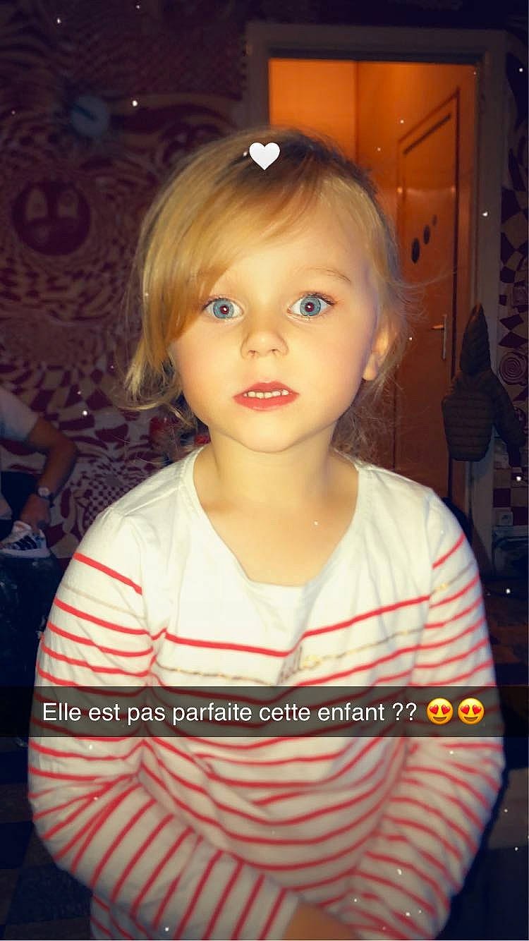 Maëly a rejoint le concours — aidez-le/la à gagner de superbes lots ! baby_toddler_clothing, bangs, brown_hair, cheek, child, cool, eyebrow, eyelash, flash_photography, forehead, fun, happy, iris, lip, nose, person, sleeve, smile, standing, t_shirt