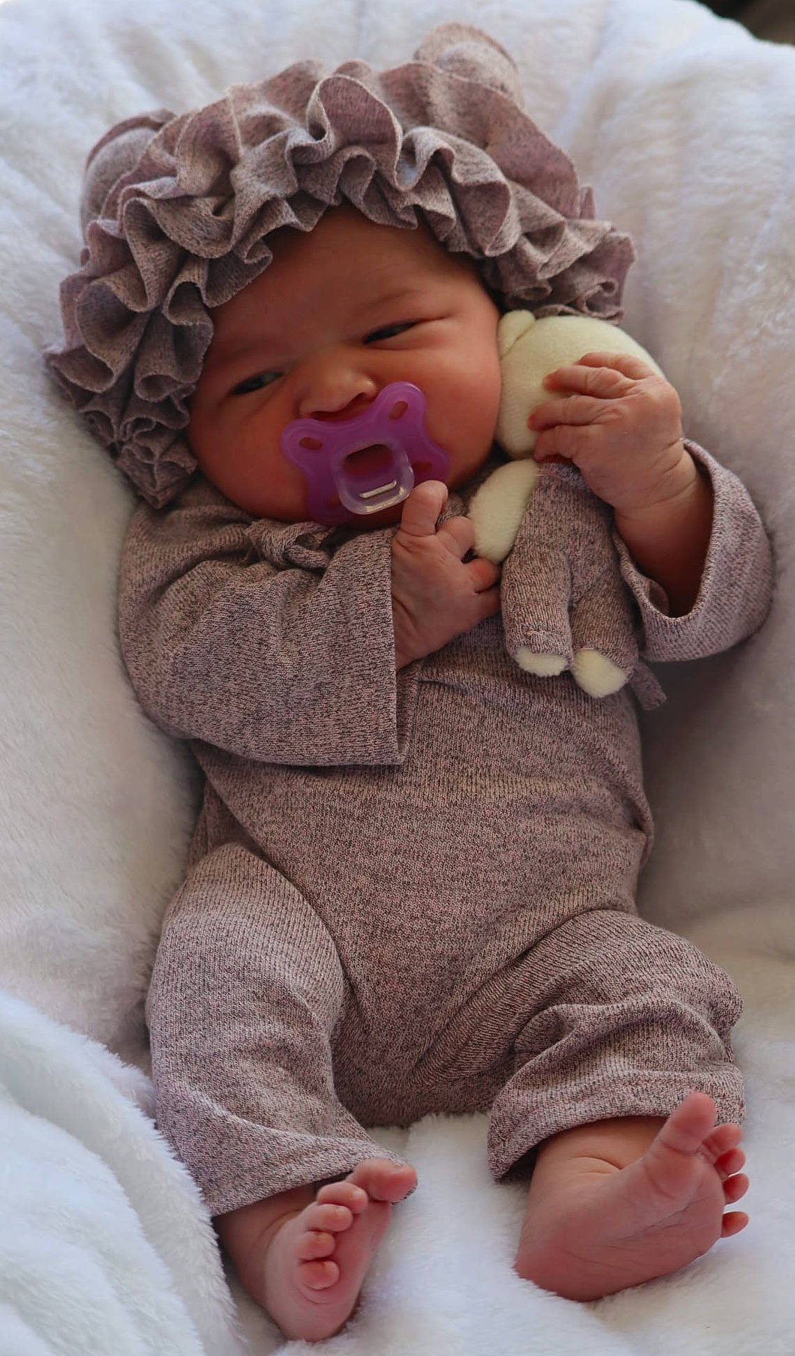 Eva a rejoint le concours — aidez-le/la à gagner de superbes lots ! baby, baby_toddler_clothing, cheek, child, chin, comfort, facial_expression, finger, gesture, headwear, lip, mouth, nose, person, photograph, pink, skin, sleeve, textile, thumb