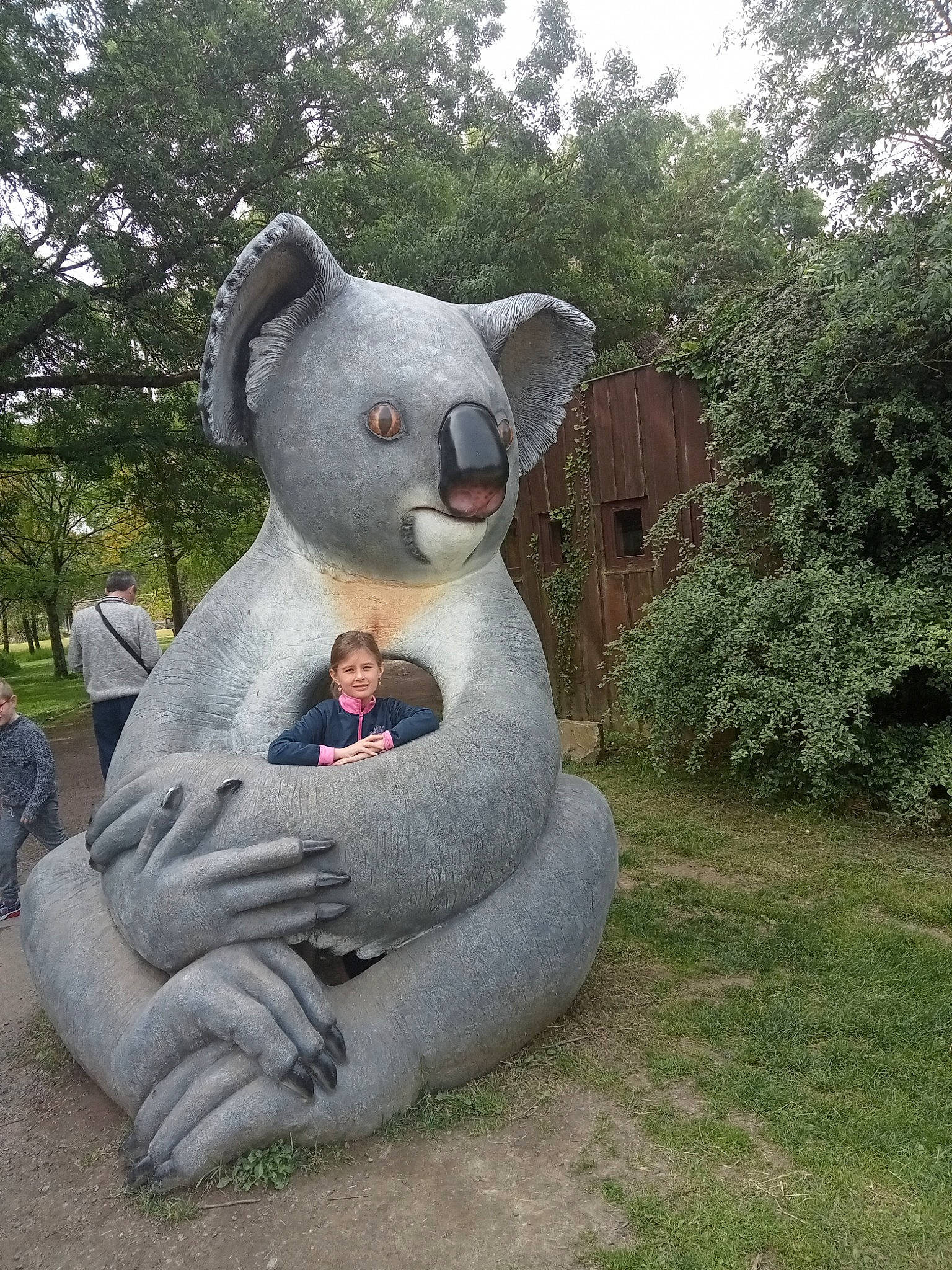 Malyssia a rejoint le concours — aidez-le/la à gagner de superbes lots ! art, bear, botany, environmental_art, garden, grass, joy, koala, landscape, lawn_ornament, leisure, monument, person, plant, rock, sculpture, sitting, sky, statue, stone_carving