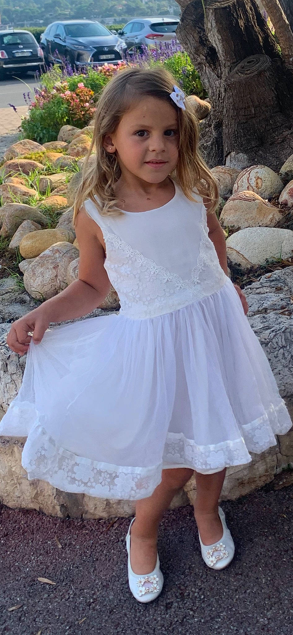 Alia a rejoint le concours — aidez-le/la à gagner de superbes lots ! bridal_party_dress, day_dress, dress, eye, face, flash_photography, grass, happy, iris, people_in_nature, person, photograph, pink, plant, skin, sleeve, summer, toddler, trunk, waist