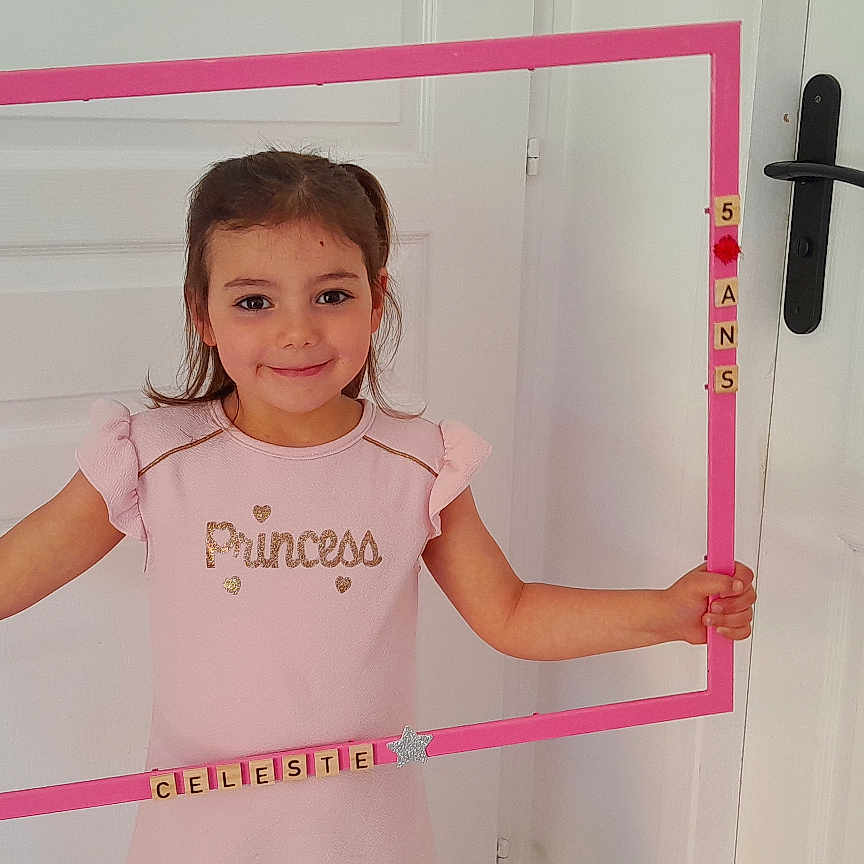 Céleste participe au concours pour gagner de l'argent avec cette photo : bodypart, child, clothing, door, face, female, finger, girl, hand, happy, head, indoors, interiordesign, person, photography, portrait, shelf, smile, t_shirt, whiteboard