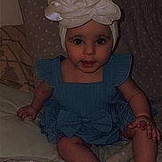 Miléya participe au concours pour gagner de l'argent avec cette photo : baby, child, blue_dress, headband, flower, bow, sitting, polka_dot, cushion, indoor, portrait, infant, cute, smiling, person, furniture, soft_lighting, face, hand, legs