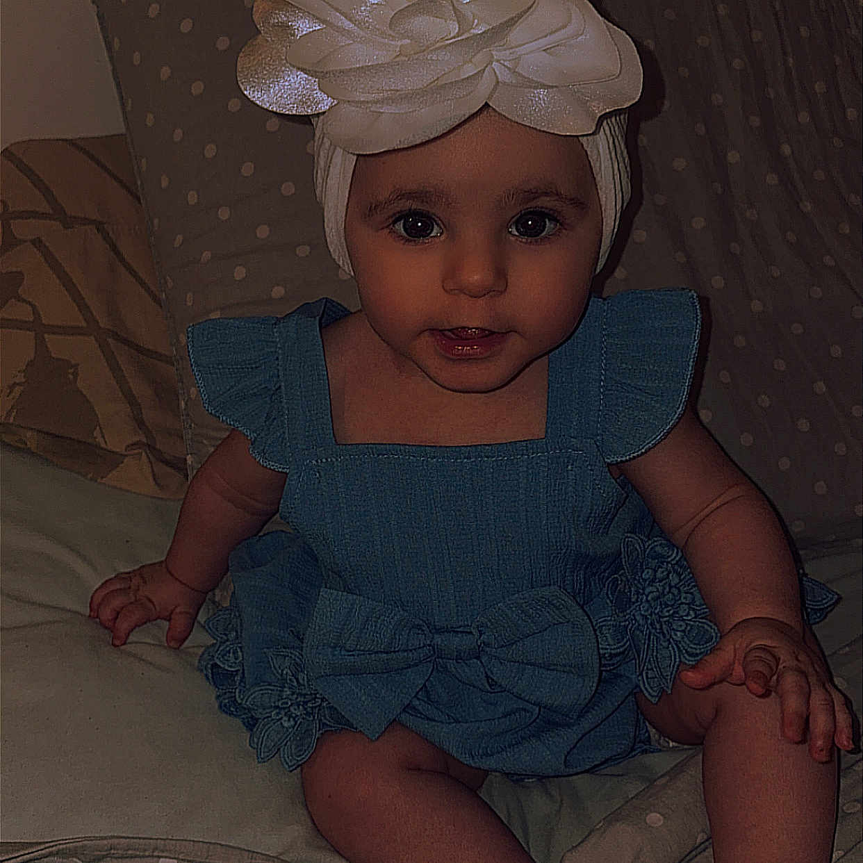 Miléya participe au concours pour gagner de l'argent avec cette photo : baby, blue_dress, bow, child, cushion, cute, face, flower, furniture, hand, headband, indoor, infant, legs, person, polka_dot, portrait, sitting, smiling, soft_lighting