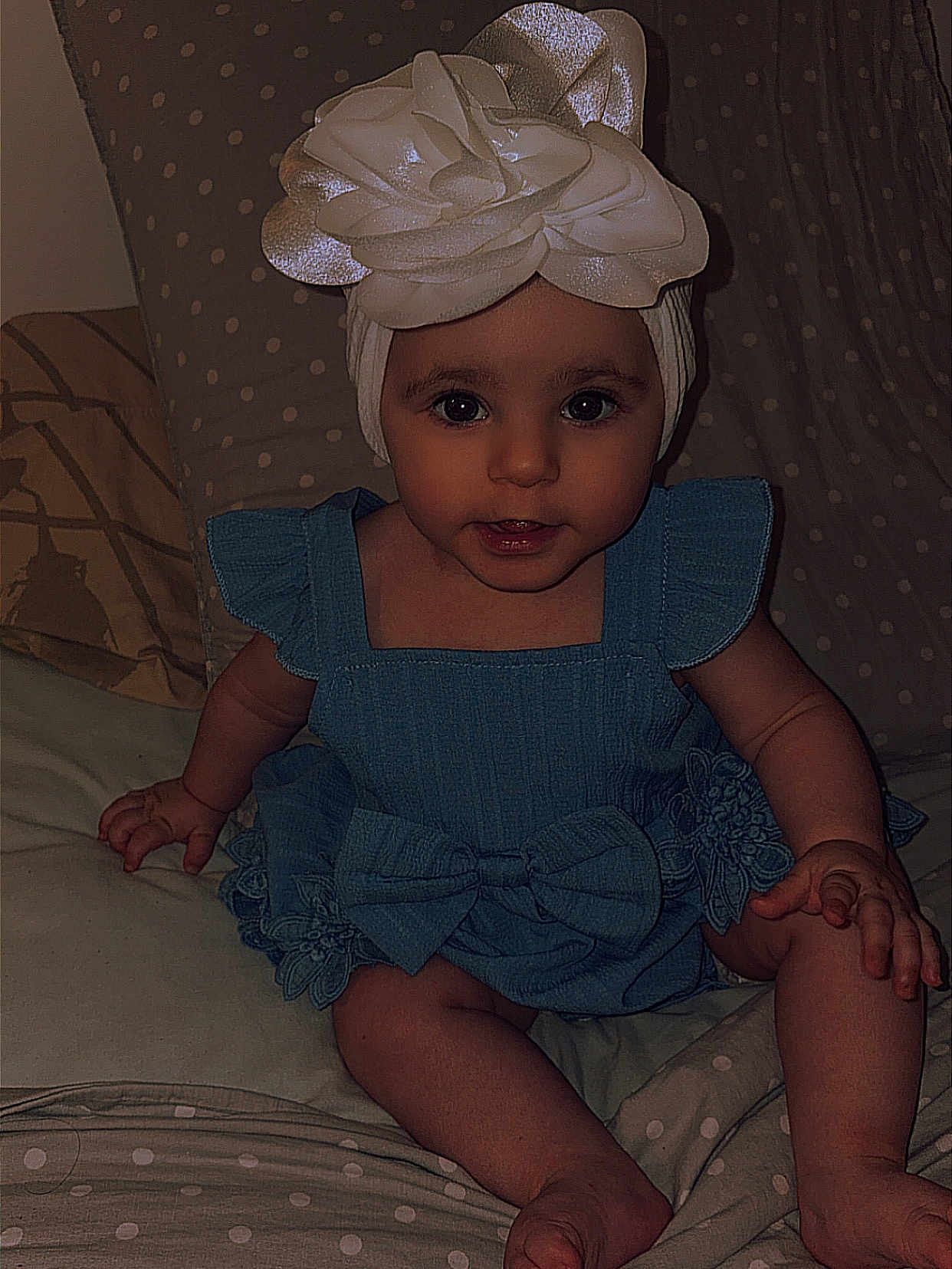 Miléya participe au concours pour gagner de l'argent avec cette photo : baby, child, blue_dress, headband, flower, bow, sitting, polka_dot, cushion, indoor, portrait, infant, cute, smiling, person, furniture, soft_lighting, face, hand, legs