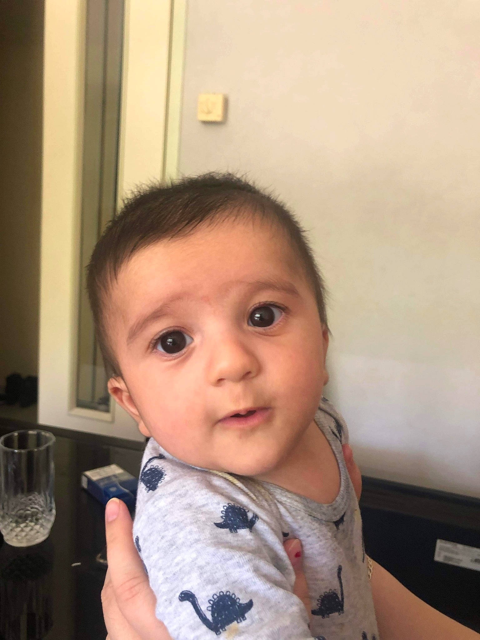 Kassim a rejoint le concours — aidez-le/la à gagner de superbes lots ! baby, baby_toddler_clothing, barware, cheek, chin, drinkware, ear, eye, eyebrow, eyelash, forehead, fun, iris, lip, neck, nose, person, skin, sleeve, stemware