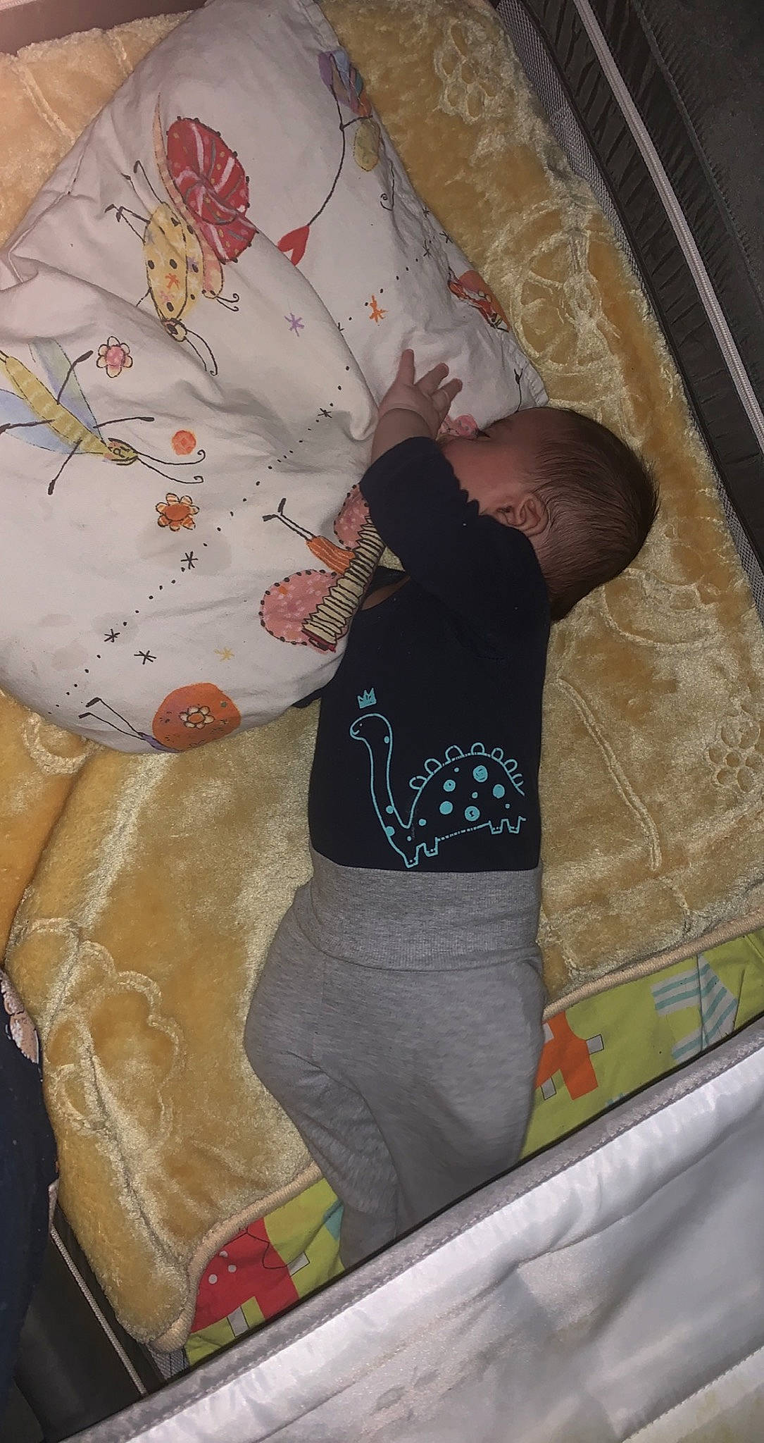 Kassim a rejoint le concours — aidez-le/la à gagner de superbes lots ! arm, baby, baby_products, baby_toddler_clothing, child, comfort, elbow, flooring, human_leg, leg, linens, mammal, pattern, person, room, sitting, sleeve, t_shirt, textile, thigh