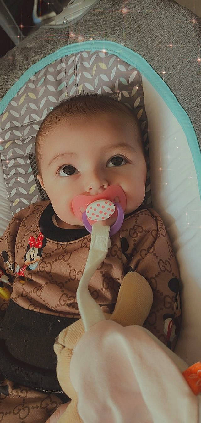 Cléophée a rejoint le concours — aidez-le/la à gagner de superbes lots ! baby, baby_toddler_clothing, cheek, chin, drinkware, ear, eye, eyebrow, eyelash, face, gesture, hairstyle, head, iris, lip, mouth, neck, nose, person, product