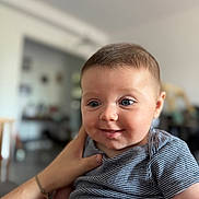 Clovis a rejoint le concours — aidez-le/la à gagner de superbes lots ! baby, infant, child, smiling, face, blue_eyes, striped_clothing, hand, holding, indoor, blurred_background, cute, portrait, young, person, skin, head, happy, closeup, casual