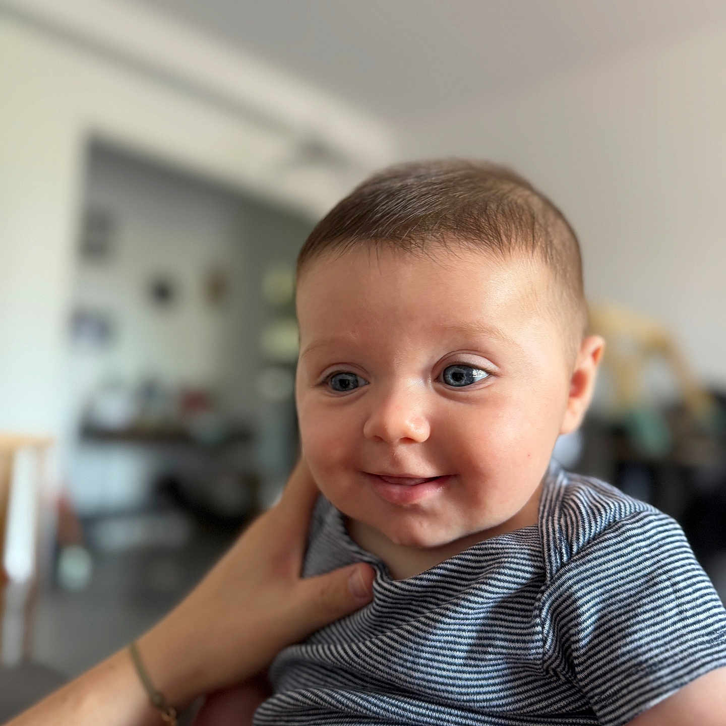 Clovis a rejoint le concours — aidez-le/la à gagner de superbes lots ! baby, blue_eyes, blurred_background, casual, child, closeup, cute, face, hand, happy, head, holding, indoor, infant, person, portrait, skin, smiling, striped_clothing, young