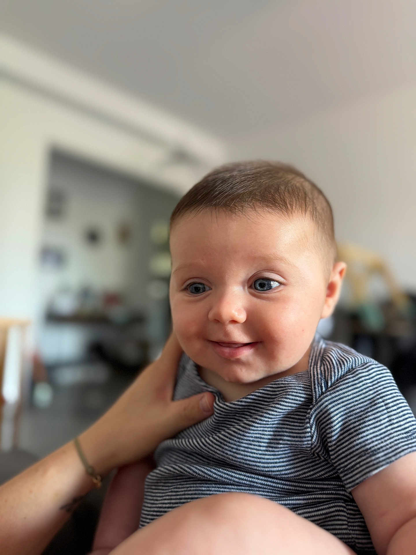 Clovis a rejoint le concours — aidez-le/la à gagner de superbes lots ! baby, infant, child, smiling, face, blue_eyes, striped_clothing, hand, holding, indoor, blurred_background, cute, portrait, young, person, skin, head, happy, closeup, casual