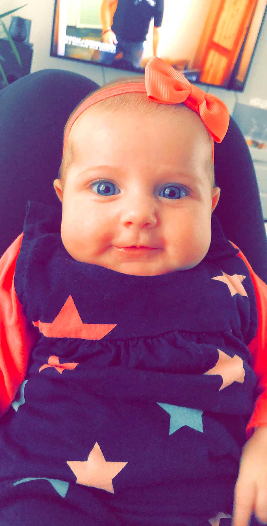 Louna a rejoint le concours — aidez-le/la à gagner de superbes lots ! baby, baby_products, cheek, child, chin, ear, eye, face, forehead, head, lip, mouth, nose, orange, organ, person, play, skin, smile, toddler