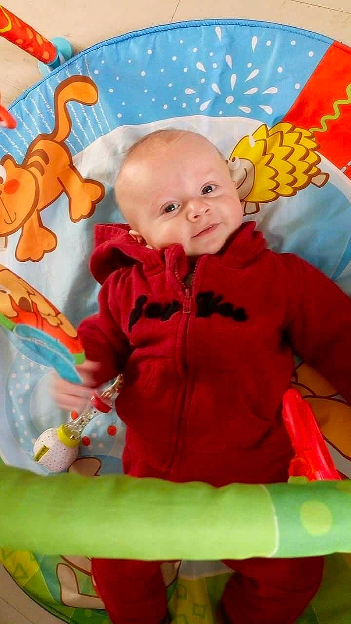 Thomas participe au concours pour gagner de l'argent avec cette photo : child, day, fun, happiness, infant, person, play, product, red, smile, toddler, toy