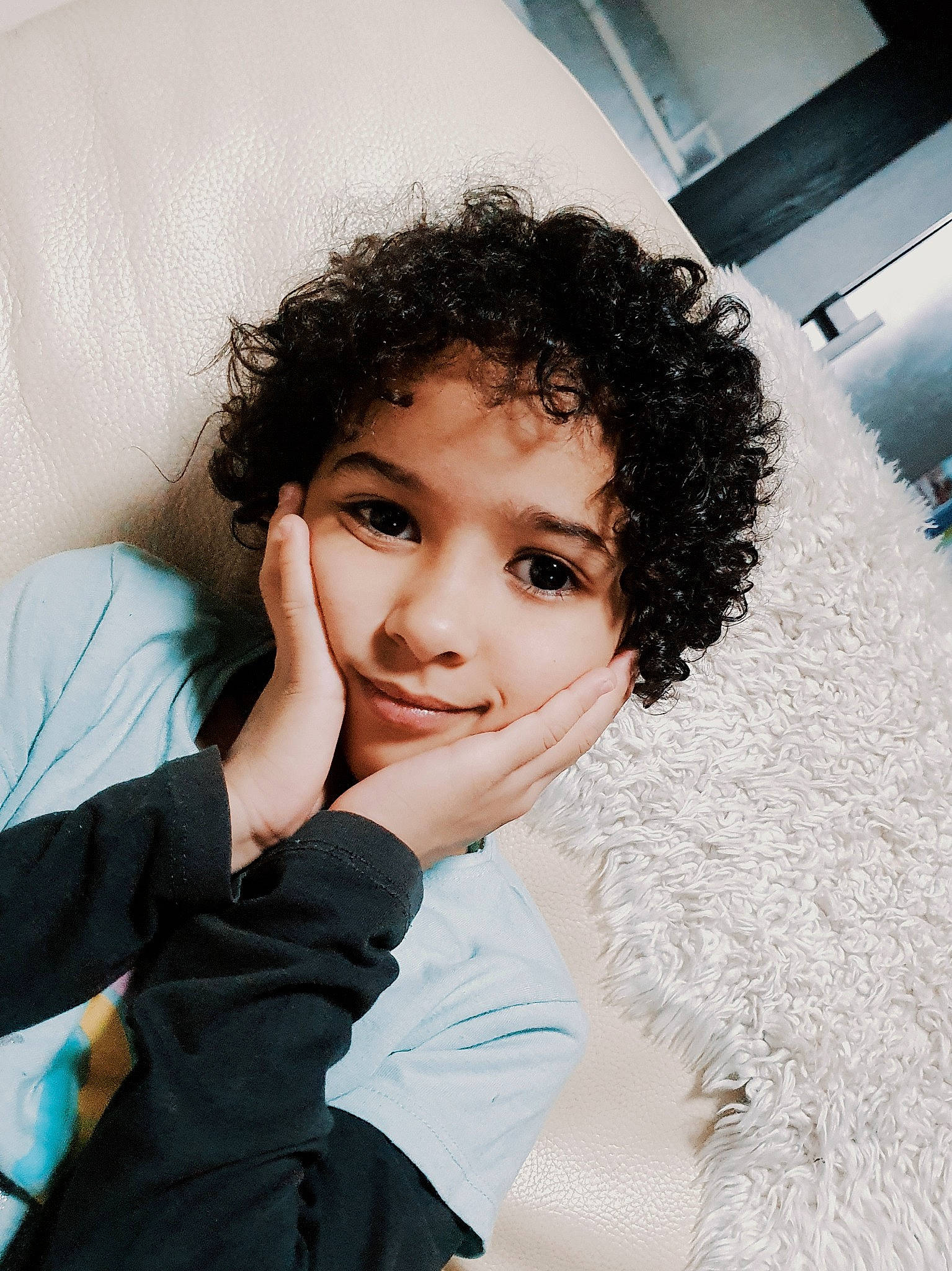 Yasmine participe au concours pour gagner de l'argent avec cette photo : black_hair, chin, comfort, elbow, eyebrow, eyelash, fashion_design, finger, flash_photography, fun, gesture, hairstyle, hand, happy, joy, lip, long_hair, nose, outerwear, person