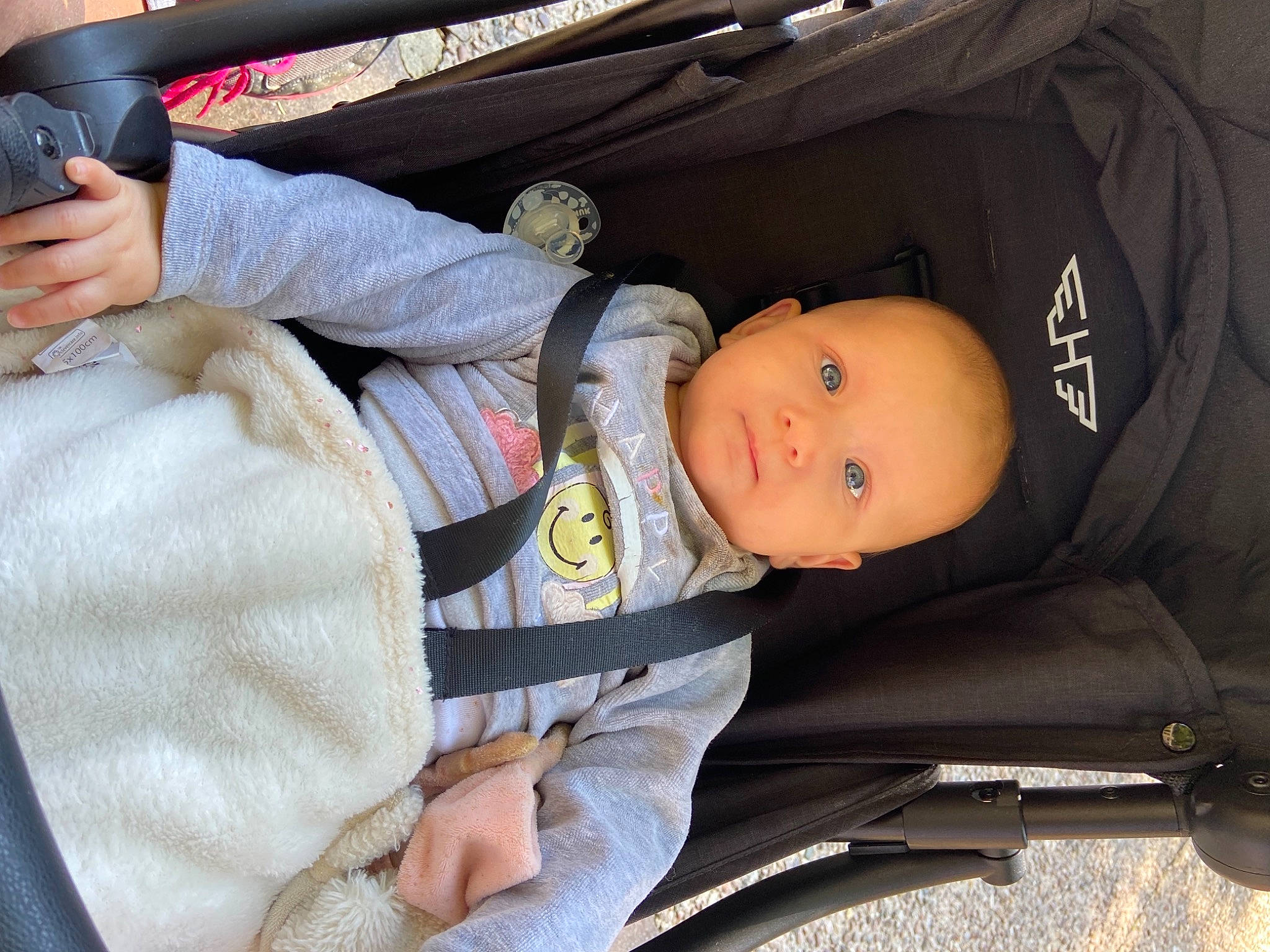 Jiuliana a rejoint le concours — aidez-le/la à gagner de superbes lots ! auto_part, baby, baby_carriage, baby_products, car_seat, child, comfort, gesture, human_body, lap, leg, mammal, mouth, person, plant, product, sitting, skin, thumb, toddler