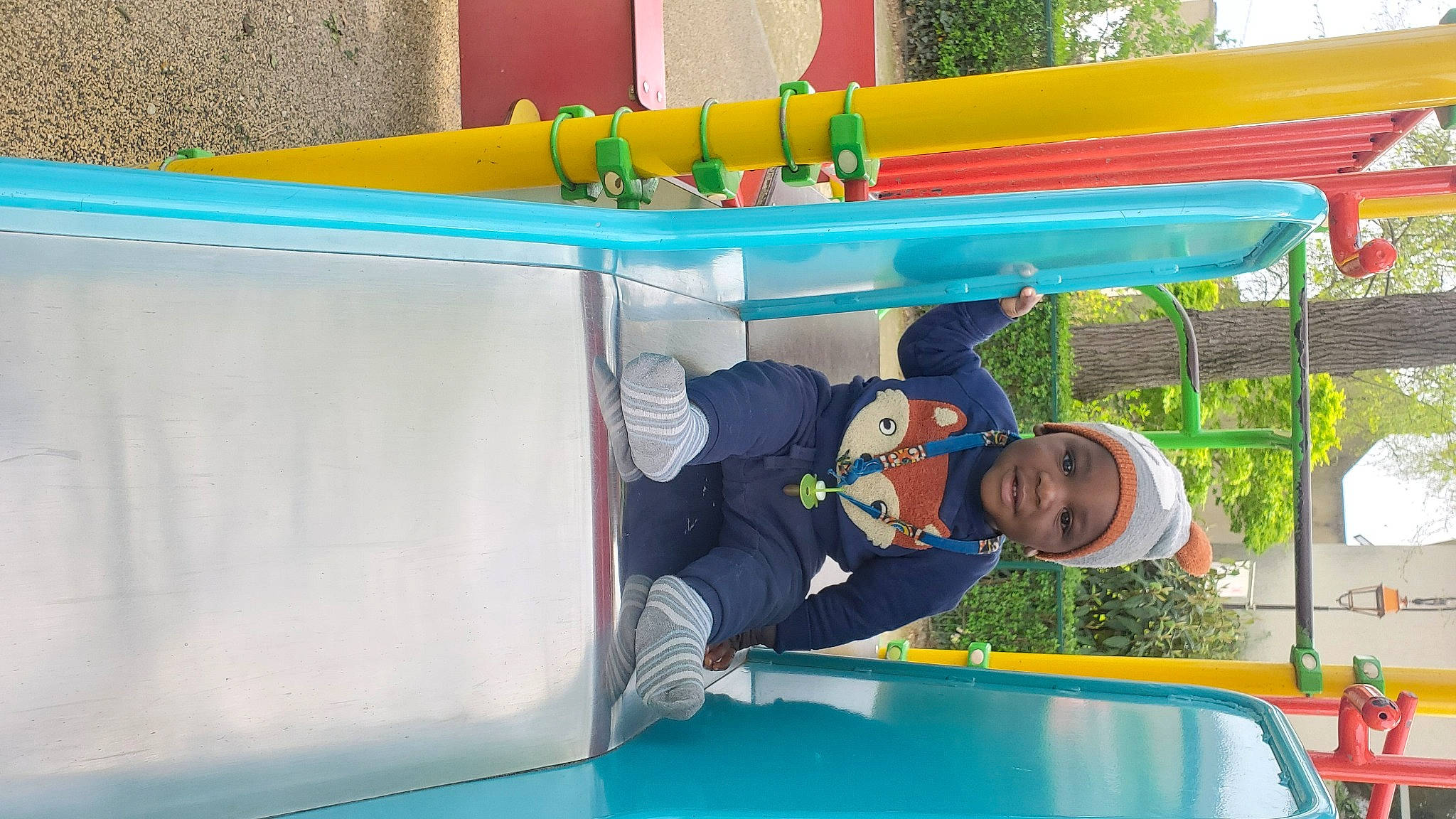 Dideï participe au concours pour gagner de l'argent avec cette photo : automotive_exterior, child, chute, city, fun, grass, headwear, inflatable, leisure, outdoor_play_equipment, person, play, playground, recreation, shade, t_shirt, table, toddler, tree, vacation