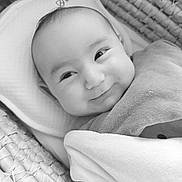 Isaac a rejoint le concours — aidez-le/la à gagner de superbes lots ! baby, infant, smile, blanket, basket, woven_basket, face, portrait, newborn, cute, wrapped, cozy, child, black_and_white, soft_texture, lying_down, happy, head, closeup, peaceful