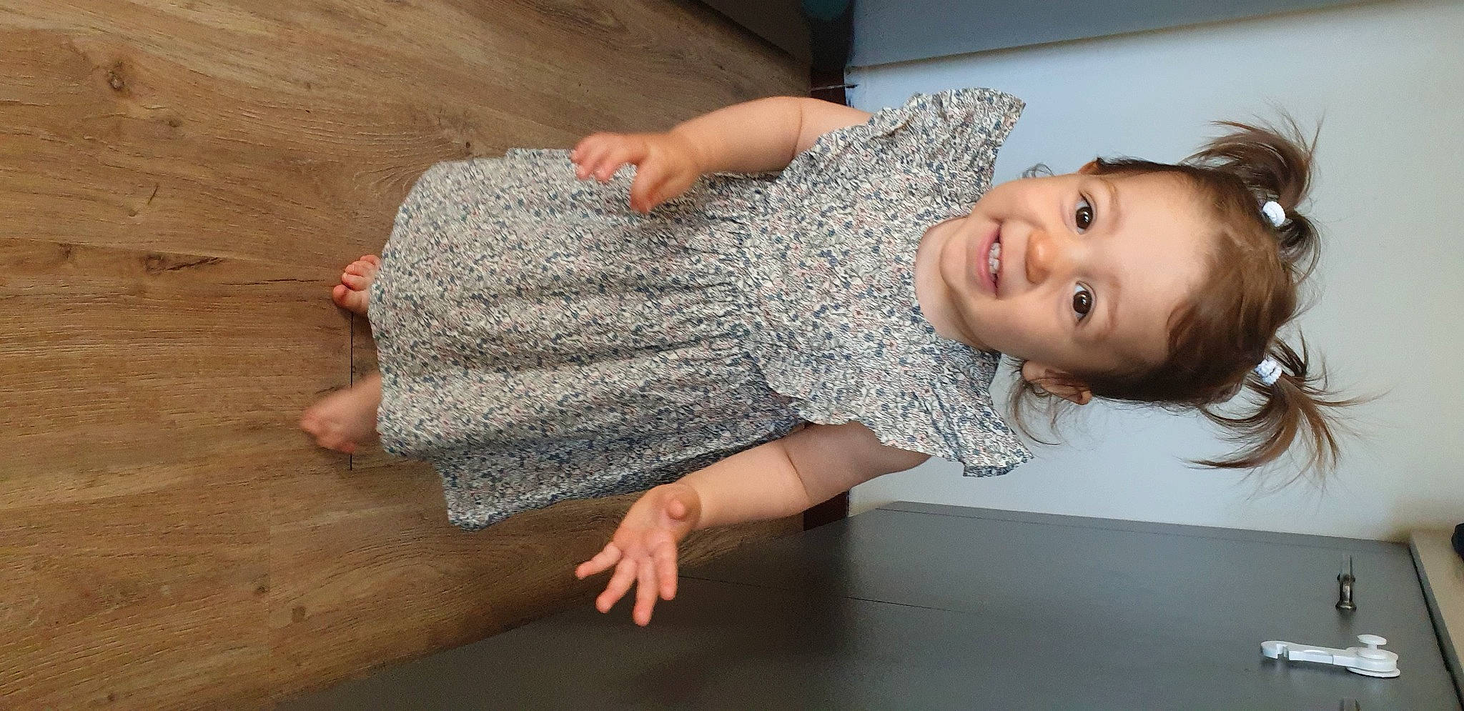 Louise participe au concours pour gagner de l'argent avec cette photo : baby_toddler_clothing, elbow, face, finger, floor, flooring, hair, happy, hardwood, head, joint, joy, neck, person, skin, sleeve, smile, thigh, toddler, trunk