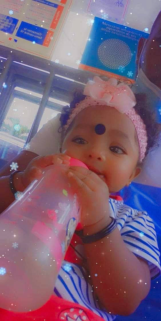 Maëlya a rejoint le concours — aidez-le/la à gagner de superbes lots ! baby, cap, cheek, child, event, facial_expression, fun, happy, leisure, magenta, nail, party, party_supply, pattern, person, pink, plastic, skin, toddler, toy