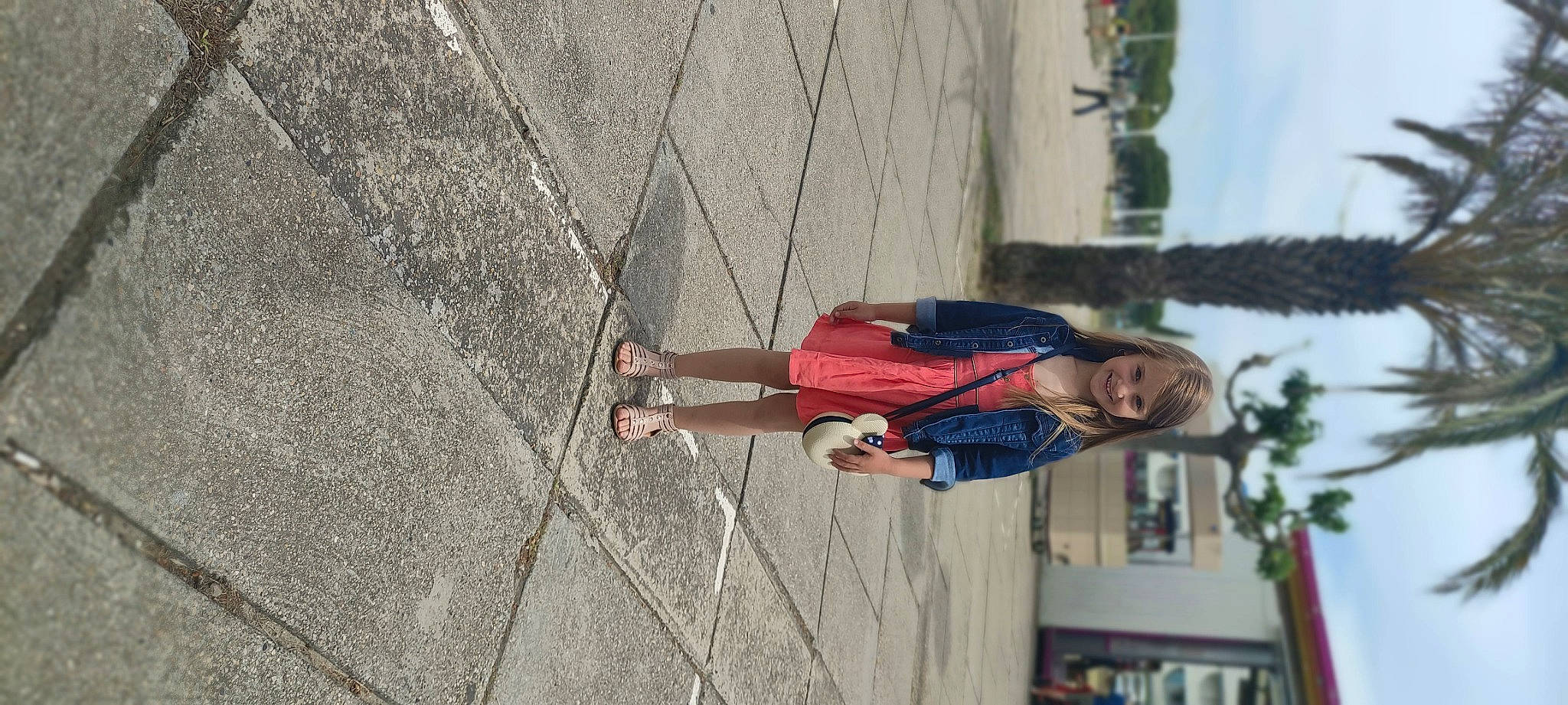 Julia participe au concours pour gagner de l'argent avec cette photo : asphalt, cobblestone, composite_material, concrete, dress, electric_blue, facade, flooring, human_leg, joy, pedestrian, person, plant, road_surface, sidewalk, sky, smile, street_fashion, tree, walking_shoe