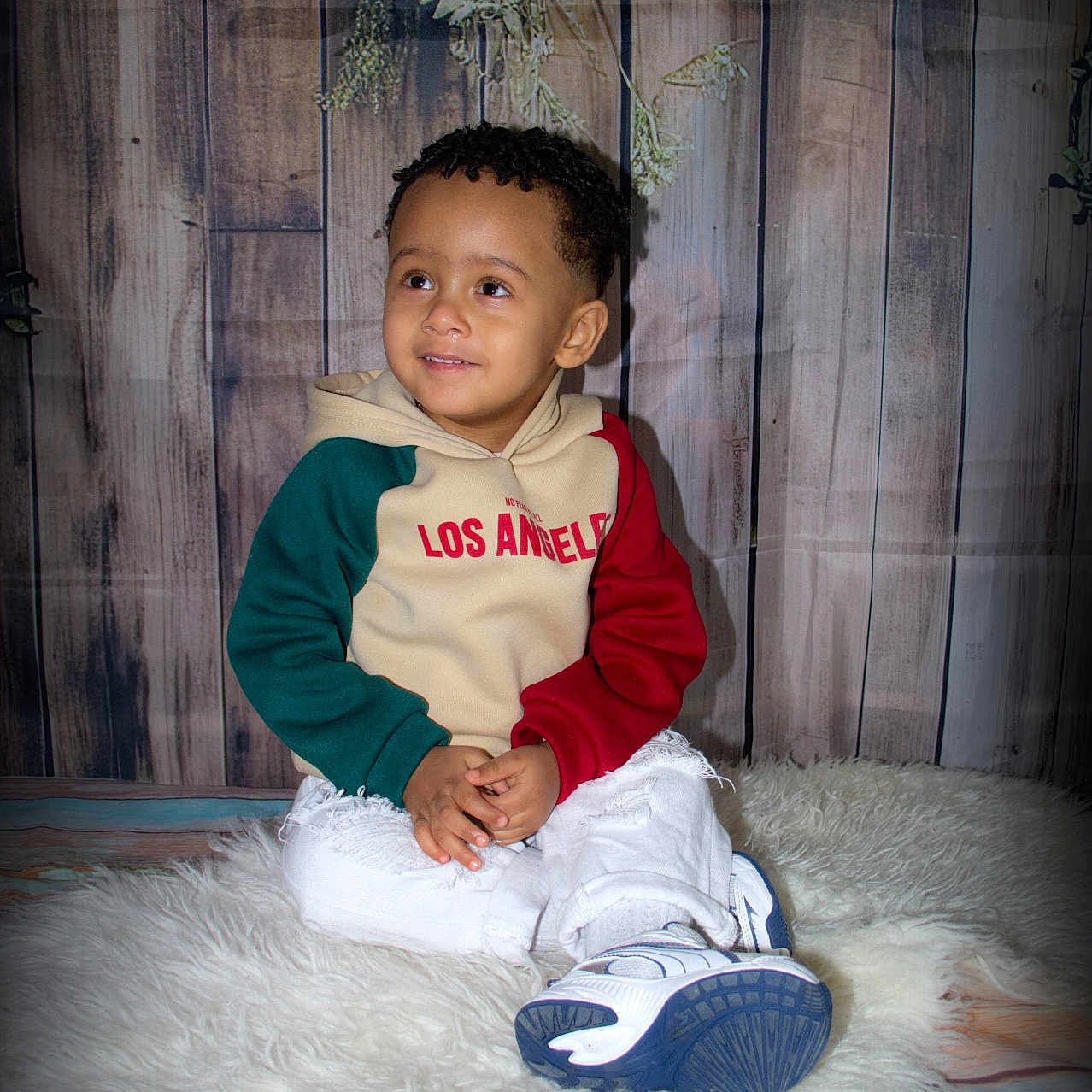 Noah a rejoint le concours — aidez-le/la à gagner de superbes lots ! bodypart, boy, child, clothing, face, finger, footwear, hand, head, knitwear, male, pants, person, photography, portrait, runningshoe, shoe, sitting, sneaker, wood