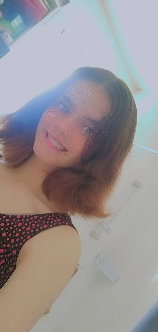 Melyssa participe au concours pour gagner de l'argent avec cette photo : abdomen, arm, black_hair, brassiere, chest, eye, eyebrow, eyelash, face, flash_photography, happy, joy, lip, long_hair, mouth, neck, person, shoulder, skin, smile